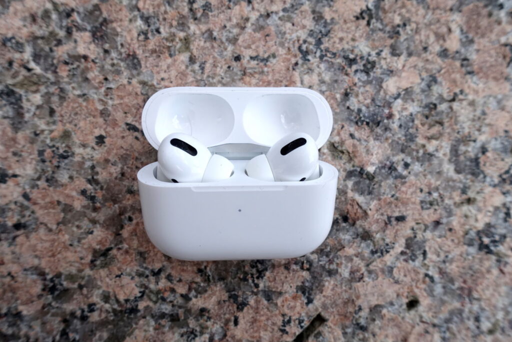 AirPods Pro, açık bir kasa içinde.