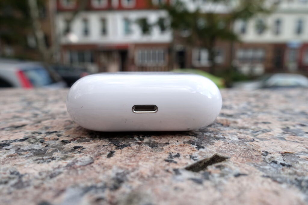 AirPods Pro için şarj bağlantı noktası.