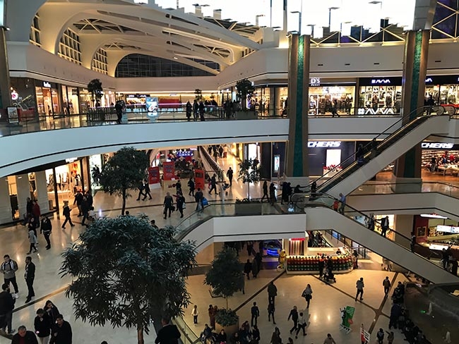 Mall Of istanbul'da restoranlar 'da Araplar Covid-19 kurallarına uymuyor!