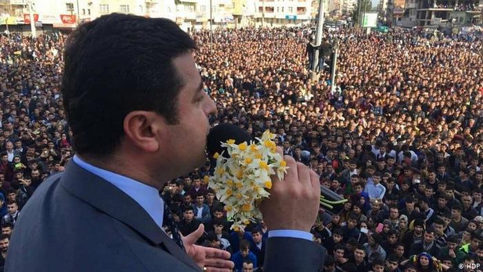 Selahaddin Demirtaş için tazminat ödemek veya AİHM tanımamak! Hoşunuza gidiyor mu?