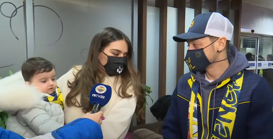 Mesut Özil Fenerbahçe'de Başarılı Olur mu? kafalar 'da şimdiden bu soru ortaya çıkmaya başladı. Performans olarak Mesut Özil için yorum yapmadan önce onun kariyerini tartışacak durumda elbette değiliz o bir dünya yıldızı, sevdiği ve özlemini duyduğu kulübe geldi umarım burada başarılı olur diye ümit ediyorum.