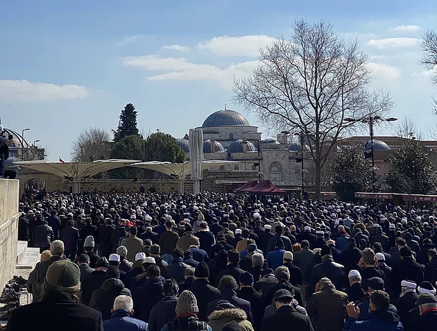 Muhammed Emin Saraç'ın Cenaze Töreninde Sosyal Mesafe Kurallarının Hiçe Sayıldı