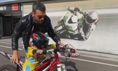 Ak Partili Kenan Sofuoğlu'nun henüz 2 yaşındaki oğlu Zayn ile motosiklet sürdürdü