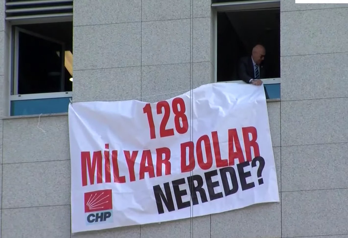 Mahmut Tanal Meclis binasına 129 milyar dolar nerede afişi astı