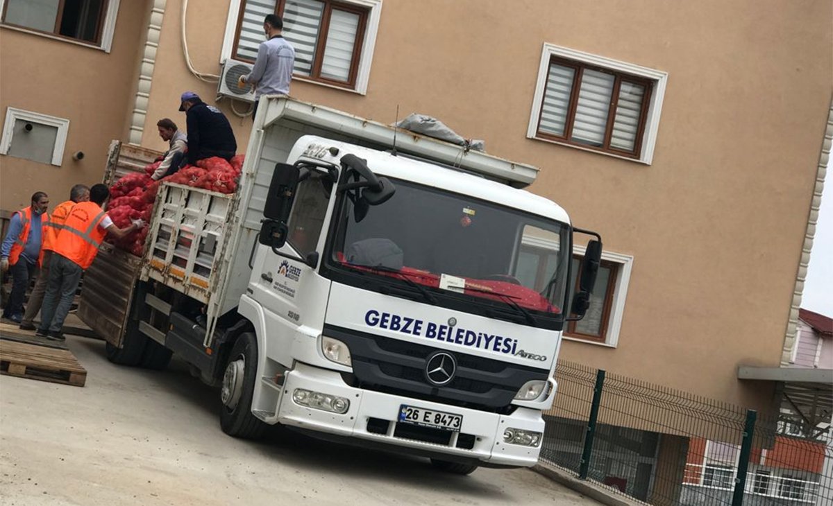 Tarikatçı vakıftan Gebze'de patates soğan dağıtımı kameralara yakalandılar!