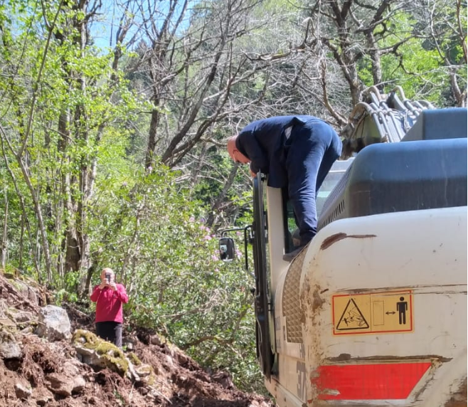 İkizdere'de mücadele sürüyor! Mahmut Tanal, iş makinesinin üzerine çıktı Rize halkı Tanal'a sahip çıktı!