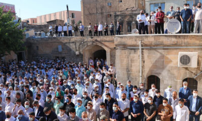 Şanlıurfa'da yakalandığı koronavirüs nedeniyle Risale-i Nur Cemaatinin önde gelen isimlerinden Mustafa Kılıç'ın cenaze töreninde tedbirler hiçe sayıldı! İçişleri bakanlığının yayınlamış olduğu genelge ve bizzat Cumhurbaşkanı Erdoğan'ın isteği ile yasakların sıkılaştırılması kararına uyulmadığı görüldü.