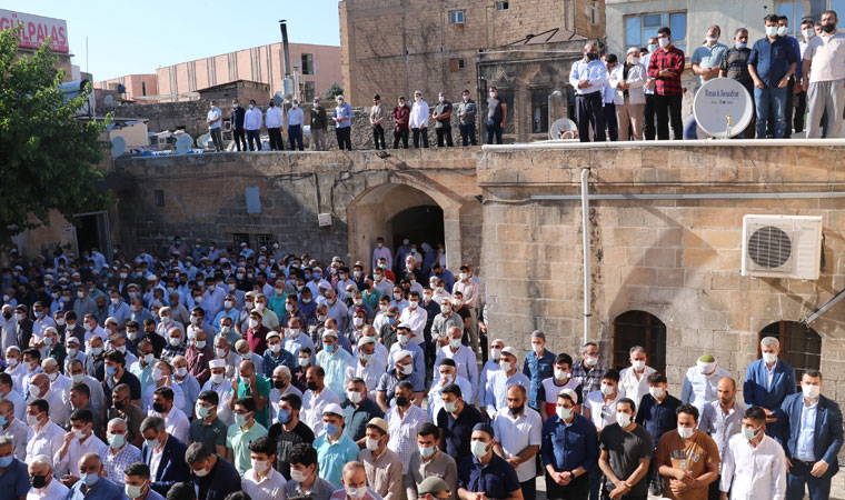 Şanlıurfa'da yakalandığı koronavirüs nedeniyle Risale-i Nur Cemaatinin önde gelen isimlerinden Mustafa Kılıç'ın cenaze töreninde tedbirler hiçe sayıldı! İçişleri bakanlığının yayınlamış olduğu genelge ve bizzat Cumhurbaşkanı Erdoğan'ın isteği ile yasakların sıkılaştırılması kararına uyulmadığı görüldü.