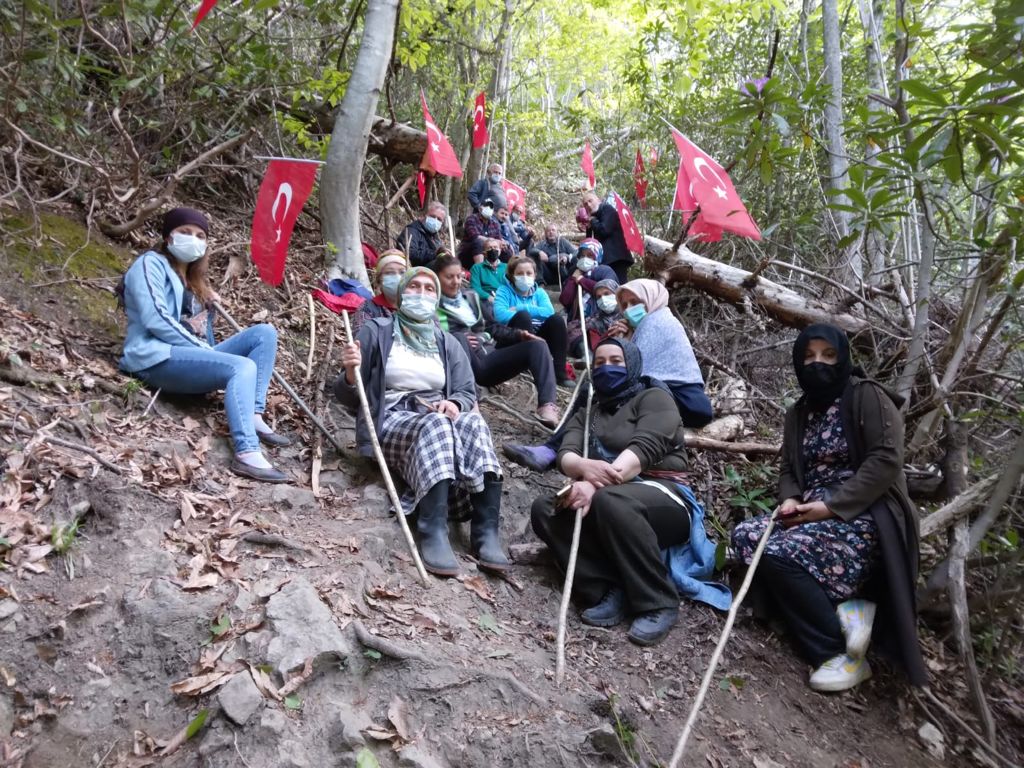 Rize İkizdere'de Mehmet Cengiz'in taşocağına karşı direnen köylüler ormanı Şanlı Türk bayrağı ile süsledi!