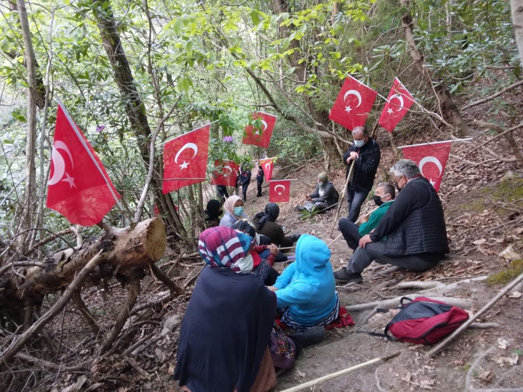 Rize İkizdere'de Mehmet Cengiz'in taşocağına karşı direnen köylüler ormanı Şanlı Türk bayrağı ile süsledi!