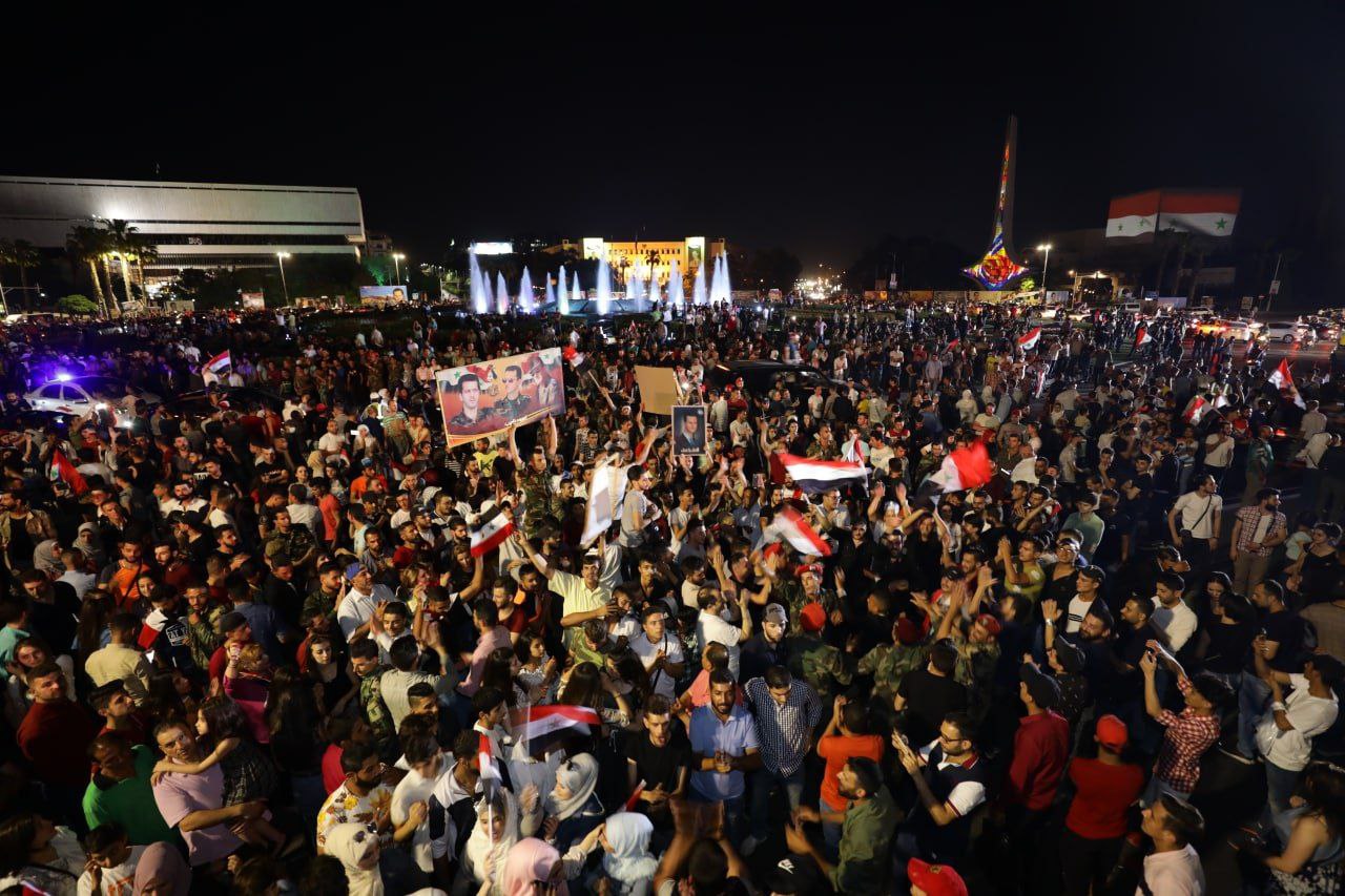 Beşşar Esad Suriye'de olan Seçim'de %95 oy alarak Yeniden Devlet başkanı Seçildi! Suriye devlet başkanı Esad'ın seçim kararını aldıktan sonra seçimlere hız verilmesi şaşkınlık yaratmıştı, Halkın büyük desteğini Alan Esad'a ilk tebrik ise Rusya Devlet Başkanı Putin'den geldi.