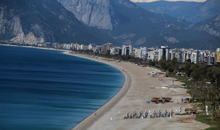 Reuters, "Başarı şansı azalırken Türkiye tam kapanma ile turizm mevsimini kurtarmaya çalışıyor