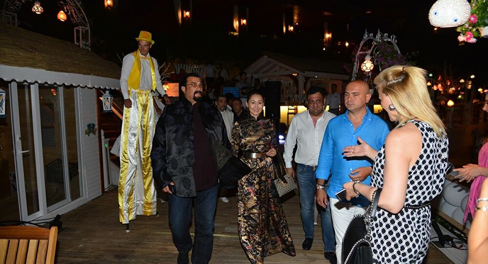 Steven Seagal tatil için Bodrum'da Paramount Otel'de Ali Osman Akat'ta eşlik etti