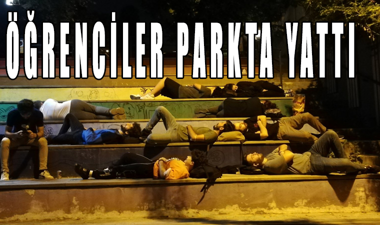 Öğrenciler Parkta yatmak zorunda kaldı