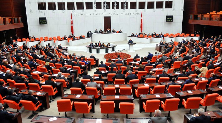 CHP'nin kamuda çift maaş alınmasının engellenmesini öngören kanun teklifi AKP ve MHP oylarıyla reddedildi