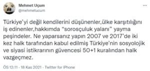 MEHMET UÇUM'U İŞARET ETMİŞTİ 50 + 1 seçim sistemi ile başlayan tartışmalar devam ederken AKP MKYK Üyesi ve eski Milletvekili Şamil Tayyar, Cumhurbaşkanlığı seçimindeki 50+1 uygulamasının Cumhurbaşkanı'na ve sisteme kurulan bir tuzak olduğunu iddia etti.   Tayyar, Odatv'ye yaptığı açıklamada, "50 + 1 Türkiye’nin gerçeği değil. Amerika’yı yeniden keşfetmeye gerek yok. Başkanlık sistemi en iyi Amerika’da uygulanıyor. Orada Temsilciler Meclisi’nde çoğunluğu kazanan Başkanlığı da alınıyor. Bunun olması gerek" ifadelerini kullanmıştı.  Tayyar paylaşımında, tuzak kuranlar olarak bahsettiği kişilerin ise “Soros ve ekibinin AKP içindeki uzantıları” olduğunu söylemişti.  Halk TV'de gazetemiz yazarı Barış Terkoğlu, Gelecek Partisi Genel Başkanı Yardımcısı Ayhan Sefer Üstün'e, Tayyar'ın kimi kastettiğini sormuştu. Terkoğlu'nun ''Şamil Tayyar 'Sorosçu' diyerek Mehmet Uçum'u mu kastediyor?" sorusuna Üstün, ''Muhtemelen evet'' diye yanıt vermişti.