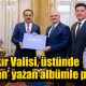 Diyarbakır Valisi, üstünde ‘Kürdistan’ yazan albümle poz verdi