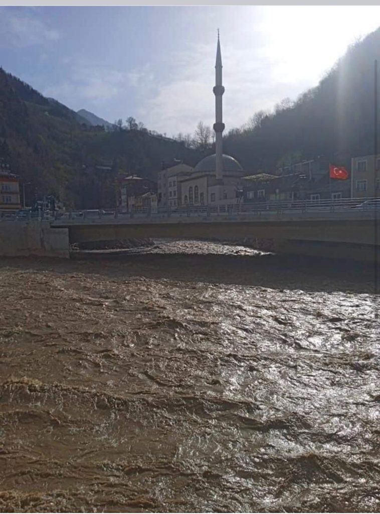 Ak parti Giresun Belediye başkanı Aytekin Şenlikoğlu konuyla ilgili açıklama yapmazken, Dereli Belediye başkanı Zeki Şenlikoğlu 'da açıklamalarda bulunmadı!  Dereli sel köprü