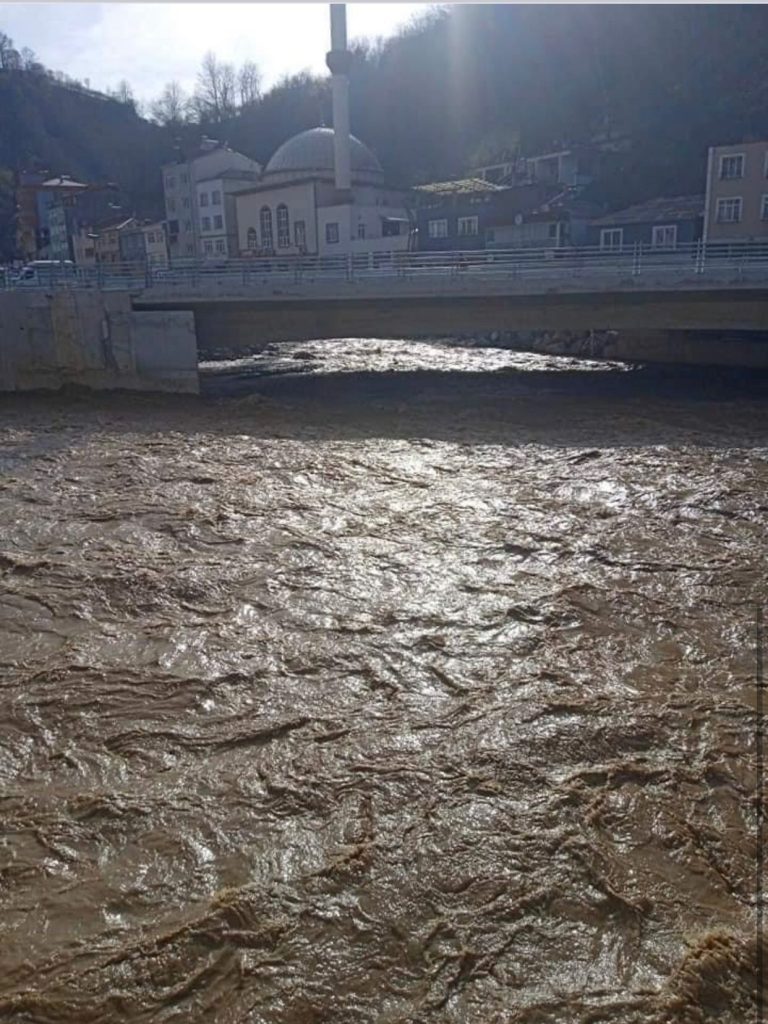 Ak parti Giresun Belediye başkanı Aytekin Şenlikoğlu konuyla ilgili açıklama yapmazken, Dereli Belediye başkanı Zeki Şenlikoğlu 'da açıklamalarda bulunmadı! Ak parti Giresun Belediye başkanı Aytekin Şenlikoğlu konuyla ilgili açıklama yapmazken, Dereli Belediye başkanı Zeki Şenlikoğlu 'da açıklamalarda bulunmadı!  Dereli sel köprü