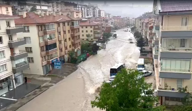 Ankara'da sağanak yağış ve fırtına bir kişi hayatını kaybetti