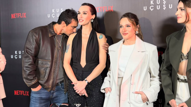 İbrahim Çelikkol, Birce Akalay'ı Omzundan Öptü