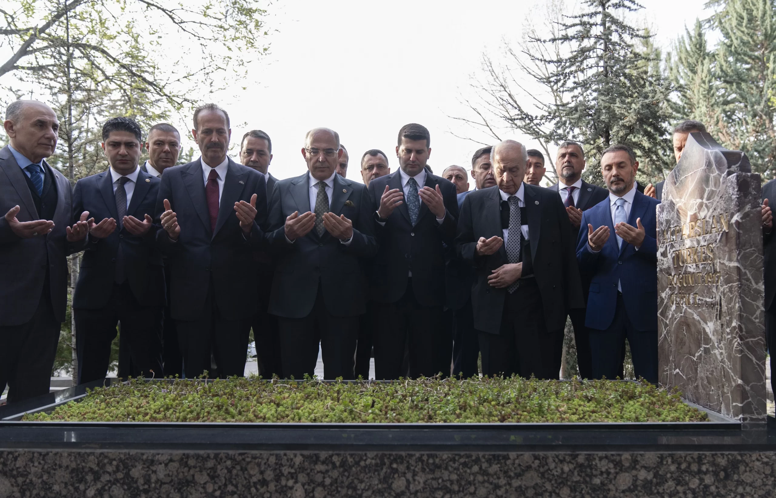 MHP Lideri Devlet Bahçeli, Alparslan Türkeş'in Kabrini Ziyaret Etti